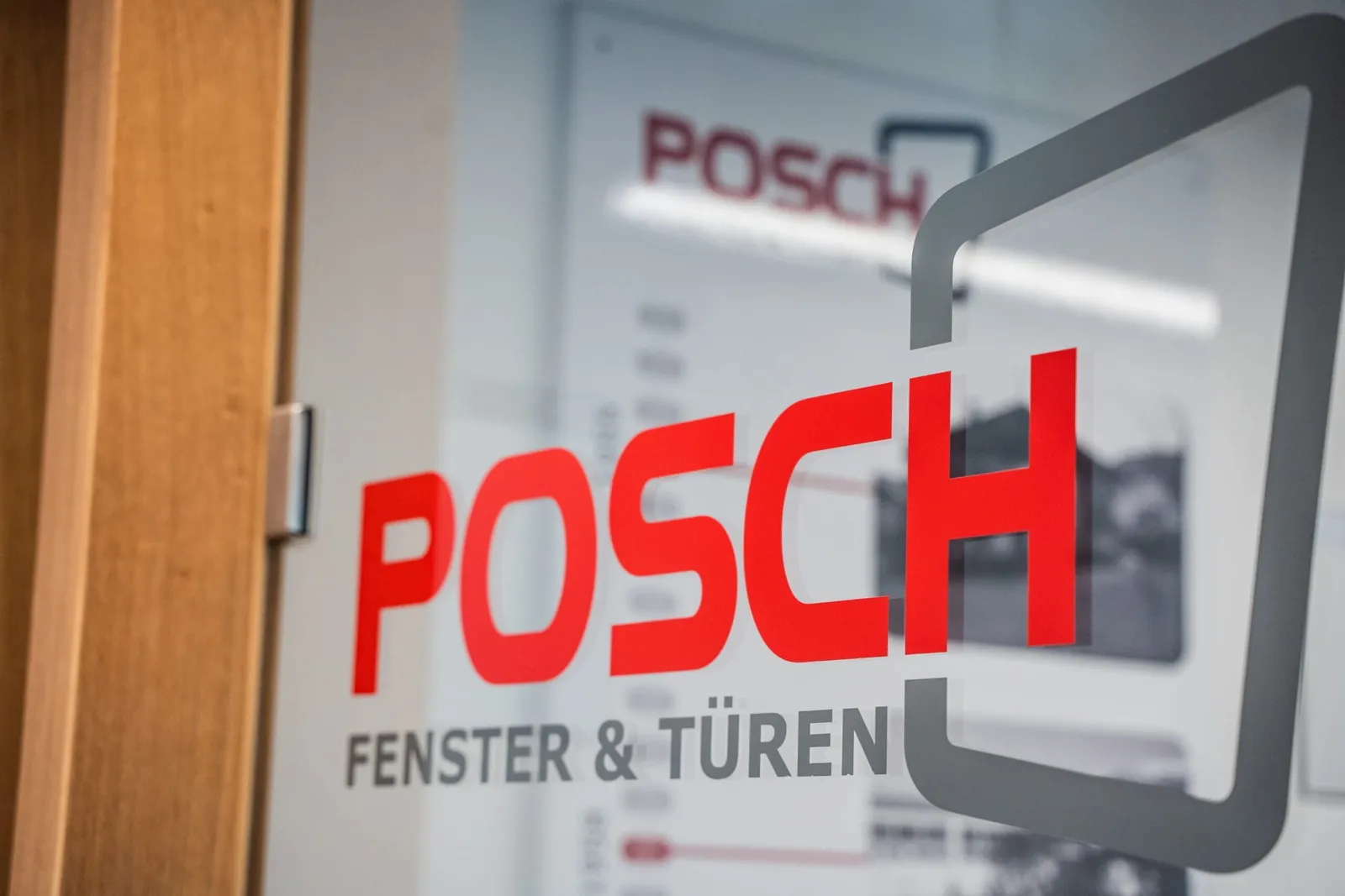 POSCH-Logo auf einer Glastür im Büro