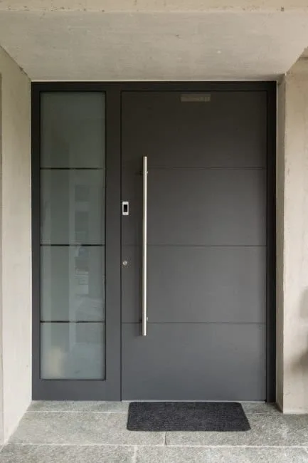 Anthrazitfarbene Aluminium-Haustür mit Glas-Seitenteil