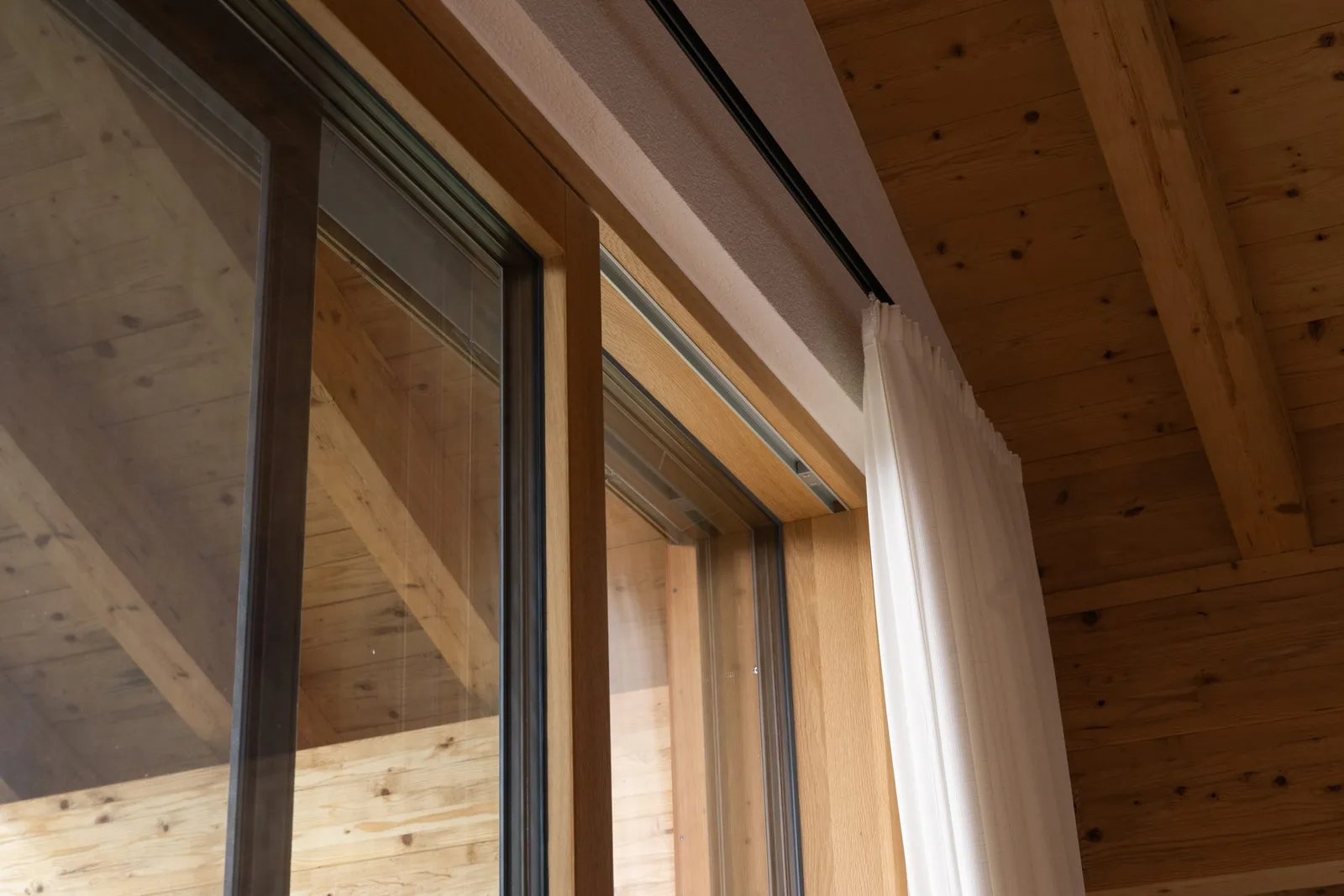 Holz-Alu-Hebeschiebetür im Detail, darüber eine Holzdecke